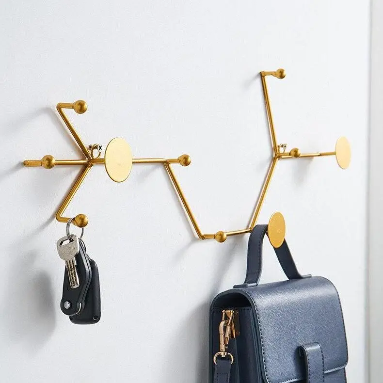 Porte manteau et clé dans un couloir